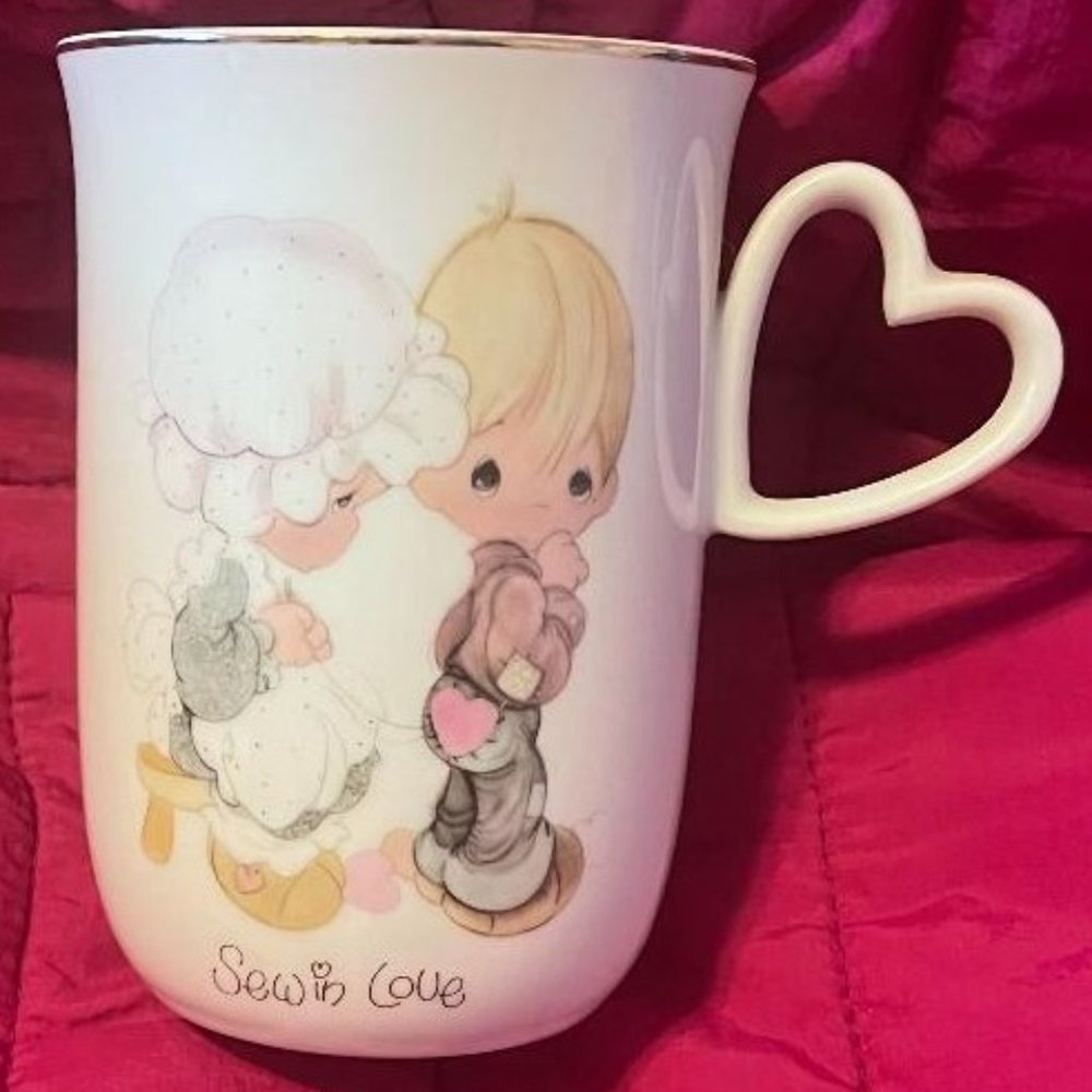 ENESCO PRECIOUS MOMENTS SEW IN LOVE HEART HANDLE CUP WITH GOLD TYPE DESIGN TRIM